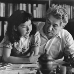 Ширин Айтматова: Бийлик атамдын сөөгүн Ата-Бейиттен казып чыгып, таштандыга салса таң калбаймын