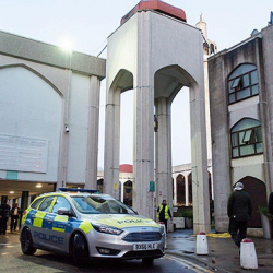 29 жаштагы киши мечиттеги сыйынып жаткандарга бычак менен кол салды