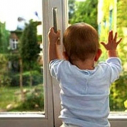 Аял бир жаштагы небересин терезеден алып чыгып, ыргытам деп коркуткан