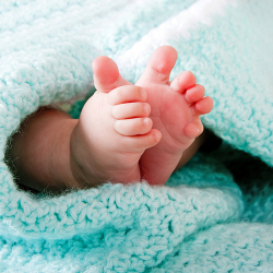 Чет өлкөдө эки жолу ымыркайын сатууга аракет кылган кыргызстандык келинге өкүм чыкты