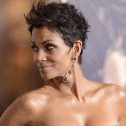 СҮРӨТ-Холли Бэрри ачык сүрөтү менен күйөрмандарынын оозун ачырды