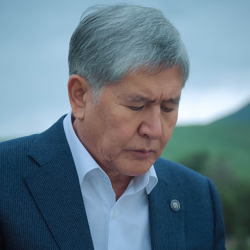 ВИДЕО-Атамбаевдин тарапташтары УКМКнын эшигин каккылап жатышат