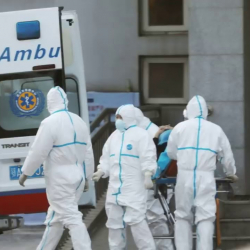 ВИДЕО - Коронавирустан миллиондогон кытайлар кырылып жатса, оору жуктургандар бөлмөлөргө тамаксыз, телефонсуз, суусуз камалышкан, өлгөндөр өрттөлүүдө