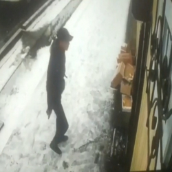 ВИДЕО- Арстан Алайдын баласын эки киши тапанча менен коркутту