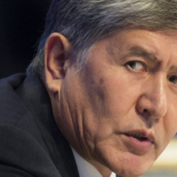 Атамбаев «Мерседести» жазуучулардын акчасына айдаса, хансарайды кайсы акчасына салган?