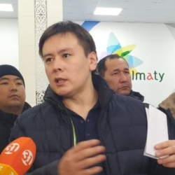 ВИДЕО-“Үйдө отургула”. Полиция саясий активистти кармап кетишти