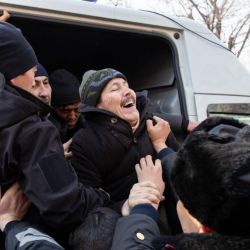 Укук коргоочулар 300 ашуун митингдин катышуучуларын кармап кетишти