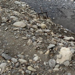 ВИДЕО-Асфальттан дайын жок! Бишкектин Түлөбердиев көчөсүндө чоң-чоң таштар тоголонуп жатат