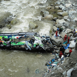 Тойго бара жаткан автобус дарыяга кирип кетип, 20дан ашык адам каза болду