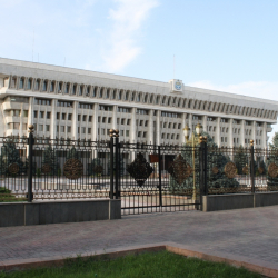 Президенттин аппараты Садыр Жапаровду колдогон митинг боюнча билдирүү таратты