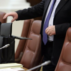 Өкмөт башчы кызматынан кетүүсү тууралуу арыз жазганбы?