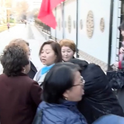 ВИДЕО-Митингде аялдар Ак үйдүн кызматкерлерине кол салганда, алар Жээнбековду тааныбай турганын айтышты