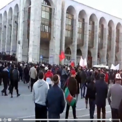 АБАЛ КУРЧУДУ! Митингчилер Ак үйдү көздөй бет алышты