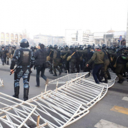 Митингде милиция кызматкери менен эл кагылышып, жаракат алгандар болду