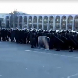 ВИДЕО-Митинг: Күч түзүмдөрү менен элдин ортосунда кагылышуу башталды