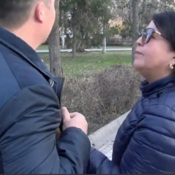 ИИМ: ЖКнын кызматкерлерине кол салган аялдын өздүгү такталып, милицияга жеткирилди