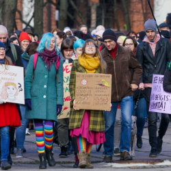 ВИДЕО+СҮРӨТ- Аялдардын жөө жүрүшү ресторан, дүкөндөрдү талкалоо менен коштолуп, бир аял өрттөндү