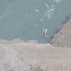 Жүргүнчү ташыган автобус жардан учуп кетип 21 киши каза болду