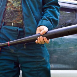 Сабоо жеген депутаттын башына 