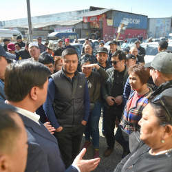 Абылгазиев шаардагы базарларга жана гипермаркеттерге барды