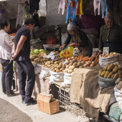 Өкмөт айрым  азык-түлүктүн бааларын үч ай тескөөнү чечти