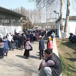 ВИДЕО-Коронавирустун айынан Ошто ун комбинатында узун кезек жаралды