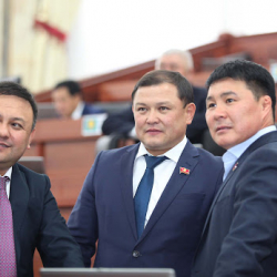 ЖК депутаттары кол алышпай, баш ийкешип учурашып калышты