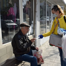 СҮРӨТ+ВИДЕО- Бишкекте 15 миң бет кап таратылып жатат