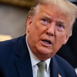 Пандемия. Трамп өзүн “жоокерчилик замандын президенти” деп атады