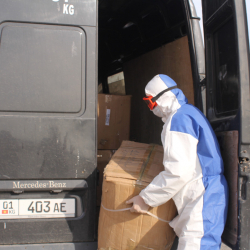 Жалал-Абад шаарындагы дарыканаларда беткаптар сатыла баштады