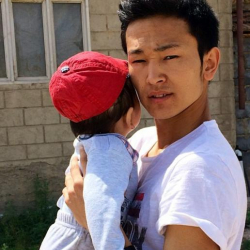 ВИДЕО-Жаш жигит Кыргызстандын 7 дубанына 7 млн сом таратты