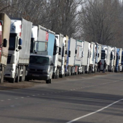 Ирандан келе жаткан кыргызстандык жүк ташуучу автоунаалар Казакстан аркылуу келет