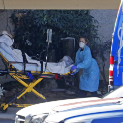 COVID-19: АКШда коронавирус илдетин 100 000 адам жуктурду