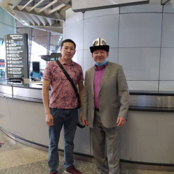 Элчи Азимбек Бекназаров Малайзиядагы жардам сурап кайрылган кыргыз жарандарын өлкөгө жөнөттү