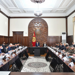 Кыргыз Өкмөтү: Бишкек жана Ош шаарларында аз камсыз үй-бүлөлөргө гуманитардык жардам берилүүдө