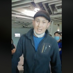 ВИДЕО-“Аткаминерлер отурасыңар талтайып коюп”: Россияда аэропортто калган кыргыз жарандары бийликке кайрылды