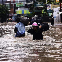 Индонезияда жүргөн сел 100 миңден ашуун адамдарды 