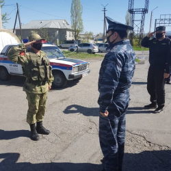 СҮРӨТ - Сүйүн Өмүрзаков Жалал-Абад областындагы өзгөчө абал киргизилген аймактагы посттордон кабар алды