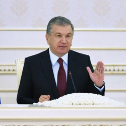 Өзбекстандын президентти студенттерди убакытты текке кетирбөөгө чакырды