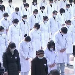 ВИДЕО - Кытай коронавирустан каза болгондорду кайгырып эскеришти