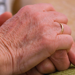 АКШда коронавирус менен ооруган жубайлар 6 мүнөт айырма менен көз жумушту