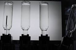 ФОТО - Физики научились максимально быстро выливать жидкость из бутылки