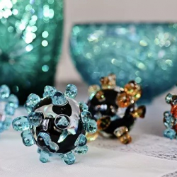 Cалмагы бир килограммдан турган коронавирус түрүндө кристалл сувенирлери иштелип чыгат