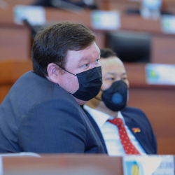 Мирлан Жээнчороев: 31-декабрга чейин салыктан бошотобуз деп ишкерлер менен келишим түзүп...