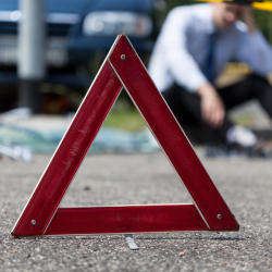 ВИДЕО - Бишкекте жөө жүргүнчүнү унаа сүзүп кетти