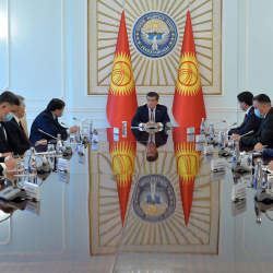 Спикер и премьер выступили за продление режима ЧП на встрече с Жээнбековым