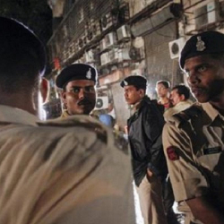 Карантин стандарттарынын сакталышын камсыз кылган полиция кызматкеринин колун кылыч менен кесип кетишти