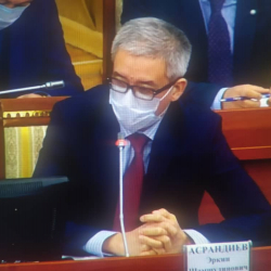 Эркин Асрандиев: “Мамлекет тарабынан жарды үй-бүлөлөргө 5 370 тонна ун бөлүндү”