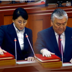 Жогорку Кеңеште өкмөттүн жаңы мүчөлөрү ант беришти