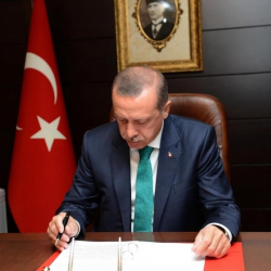 Эрдоган кыргызстандыктардын пенсиясы боюнча мыйзамга кол койду